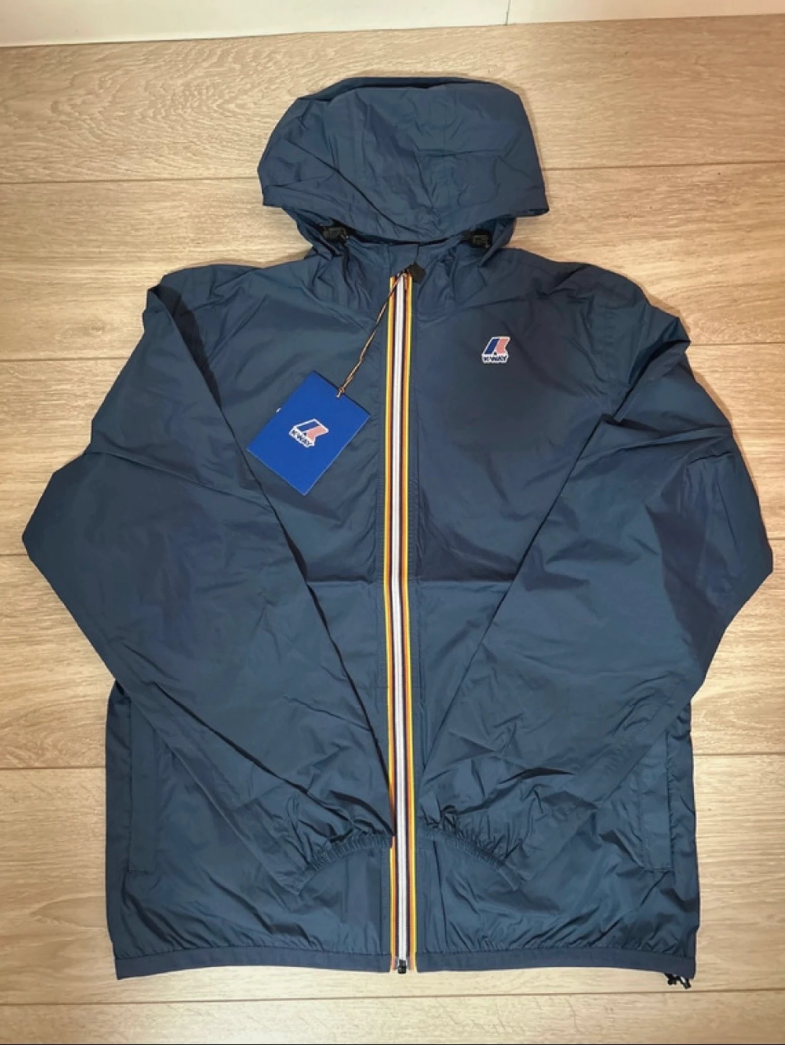 K-Way authentique de la marque K-Way, en taille M et de couleur bleu marine 